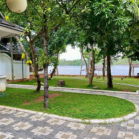Appartement Waterfront By Palmyra à Kollam Extérieur photo