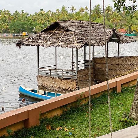 Appartement Waterfront By Palmyra à Kollam Extérieur photo