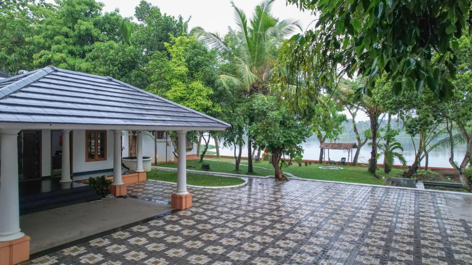 Appartement Waterfront By Palmyra à Kollam Extérieur photo
