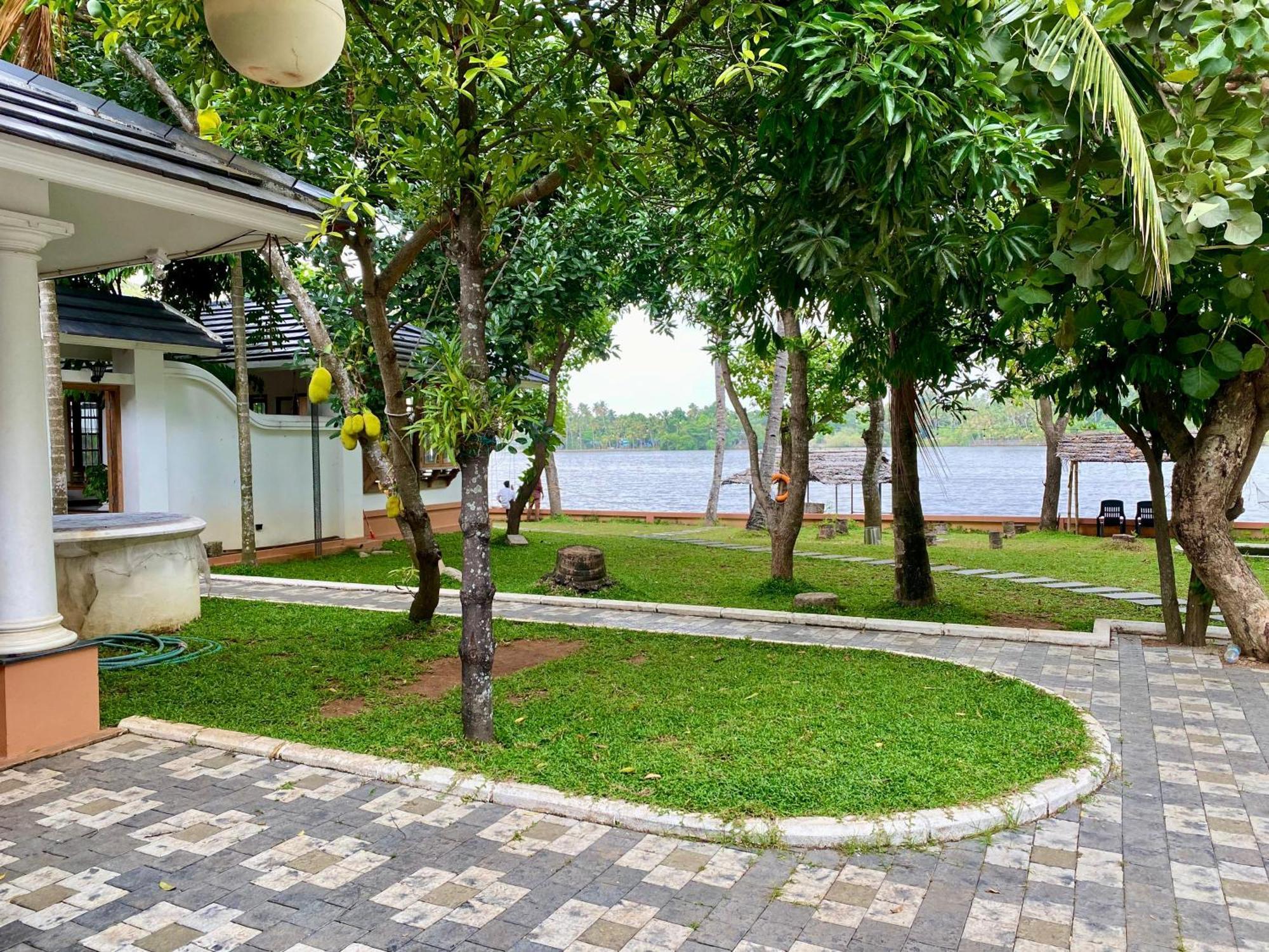 Appartement Waterfront By Palmyra à Kollam Extérieur photo