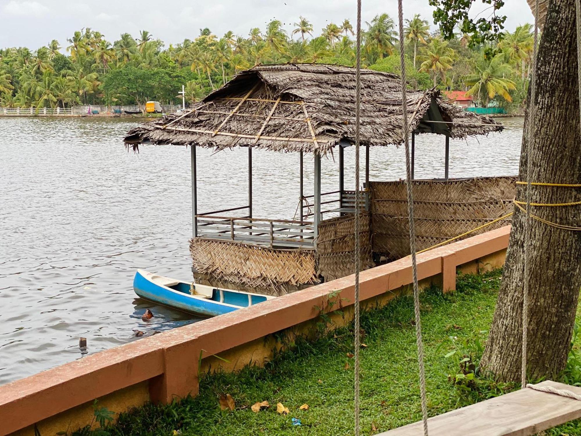 Appartement Waterfront By Palmyra à Kollam Extérieur photo